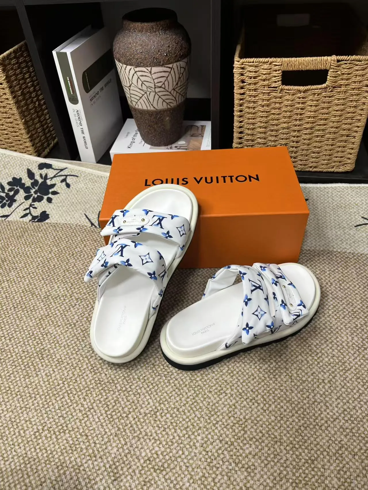 P340 yuan LV Louis Vuitton Full of high-end feel! A popular model among bloggers at home and abroad, it’s retro and fashionable, and looks stunning on your feet! Mainly recommended model on the official website★ ━━━━━ ЅᏇєєt ━━━━━ ▪️Upper: original calfskin ➕5D printing process ▪️Inner: imported mixed sheepskin ▪️Outsole: original molded foam outsole ▪️Size: Female 35-40 Men's 39-44 (women's 41 men's 45)